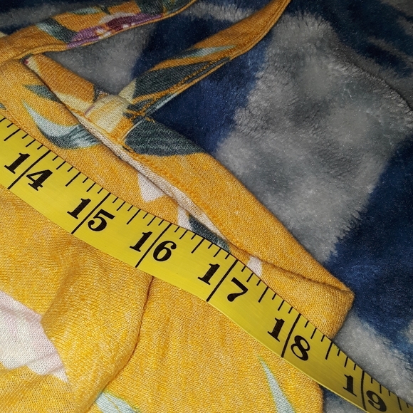 ⭐Old Navy Ruffle Sweater Tanktop - Picture 6 of 9